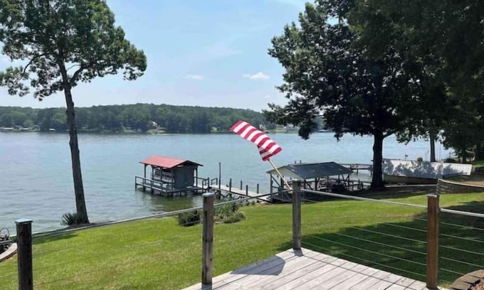 Cross Hill Casa | Unsalted Vacay! Lakefront w/dock