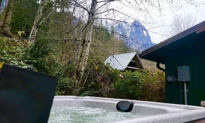 Gold Bar Cabina | The Lily Pad - rustic cabin for 2+pets, mountain view, river access