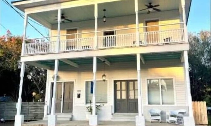 Breaux Bridge Apartamento | Suite at the Opera House