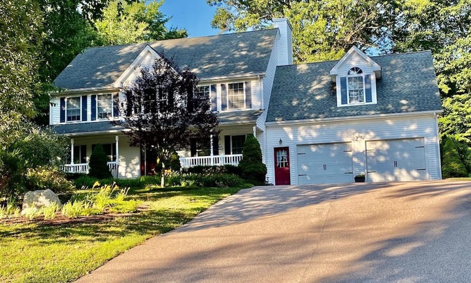 Preston Casa | Perfect home for adventure! 2mi to Foxwoods, 15 min to Mystic, tour CT WineTrail