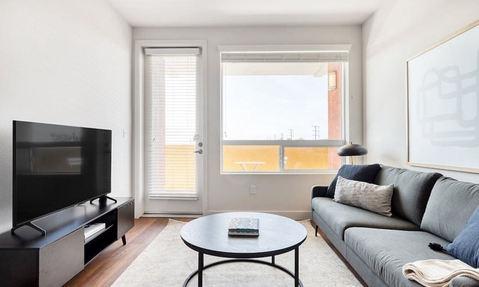 Inglewood Apartamento | Tasteful Westchester 2BR w/ Pool, Gym & W/D, 5 mins to LAX, by Blueground