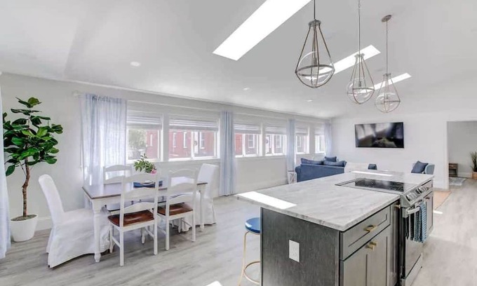 Historic Hill Condominio | Elegant Thames St. Loft w/ View of Town and Harbor