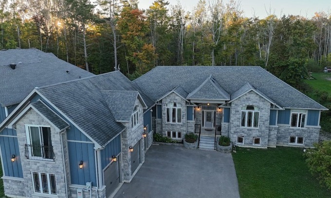 Innisfil Cabaña | Large Innisfil Lakeview Cottage with a Sauna and steps to Lake Simcoe
