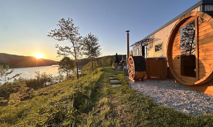 Neunburg vorm Wald Casa | Tiny Chalet by the Lake with Sauna & Hot Tub