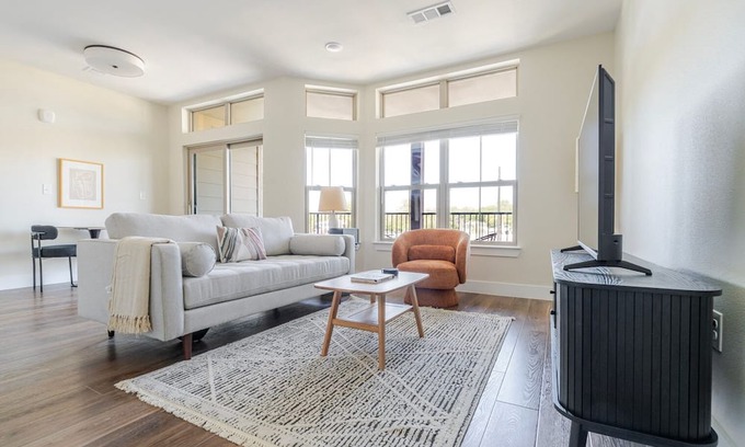 Scofield Farms Apartamento | Blueground | Scofield Farms, pool, nr Walnut Creek Park