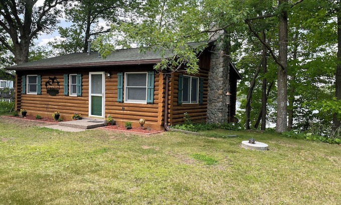 Turtle Lake Cabina | Cozy lakeside log cabin on Horseshoe Lake with year-round fishing & WiFi