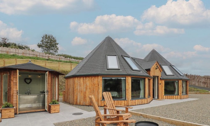 Cribyn Cabaña | Y CWLWM - THE CELTIC KNOT, pet friendly, with a garden in Lampeter