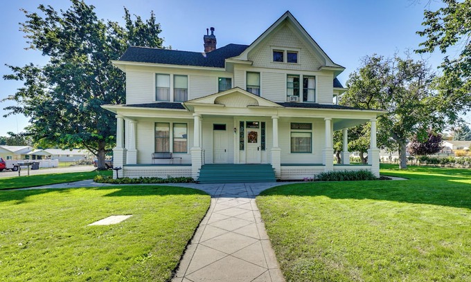 West Clarkston-Highland Casa | 2 Mi to River: Historic Clarkston Home w/ Views!