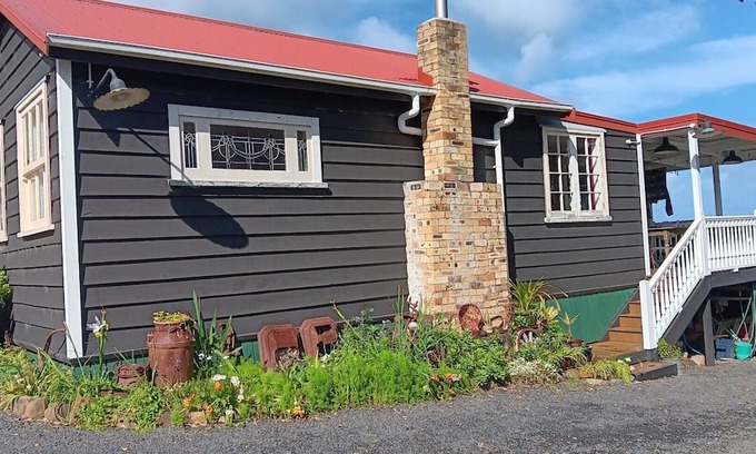 Port Waikato Cabaña | Cosy retreat at Port Waikato with amazing sunsets and river views