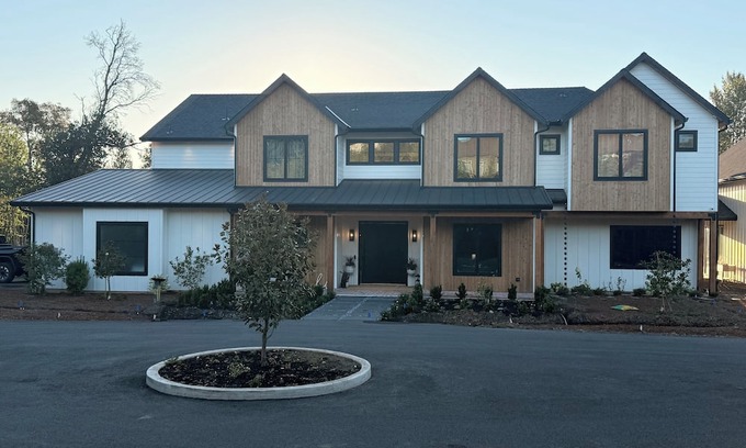 Sherwood - Tualatin South Casa | The Getaway! 20 acres, Sauna, Theater, Game Rm, Sports Ct, Turf, Outdoor Kitchen