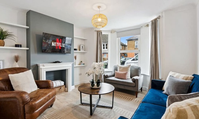 Guildford Casa | The Guildford Manor | Free Parking | 6 Beds