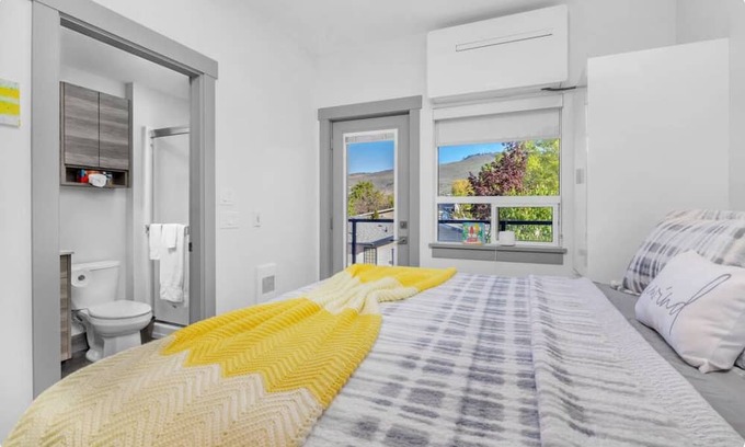 Vernon Complejo | Lakeview King Studio Suite with Full Kitchen – $2,000/Month Rental in Vernon, BC