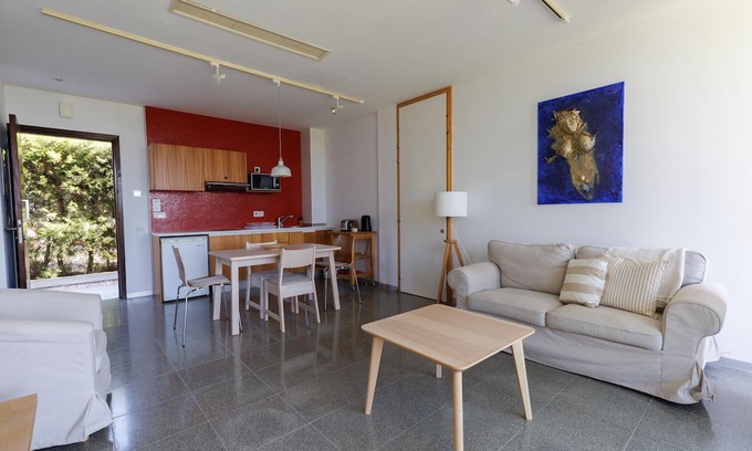 Pentakomo Apartamento | Eucrasia | One-Bedroom Apartment, Art by PraXis Apartments