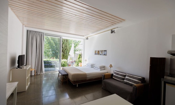 Pentakomo Apartamento | Eupnea | Studio Apartment, Art by PraXis Apartments