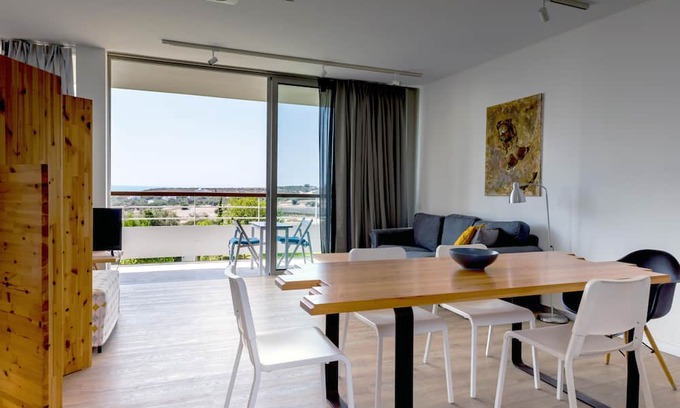 Pentakomo Apartamento | Eutopia | Superior Studio, Art by PraXis Apartments
