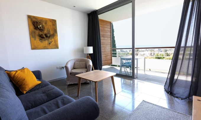 Pentakomo Apartamento | Eurythmia | One-Bedroom Apartment, Art by PraXis Apartments