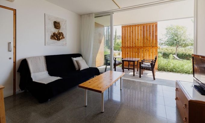 Pentakomo Apartamento | Eunoia | One-Bedroom Apartment, Art by PraXis Apartments
