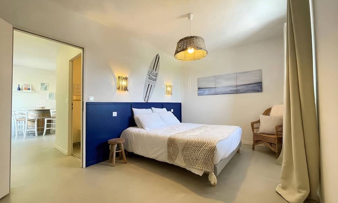 La Bastide-Clairence Cama Y Desayuno | Bed and Breakfast 'Maison Perbos 1556 - Itsasoa' with Mountain View, Wi-Fi and Air Conditioning