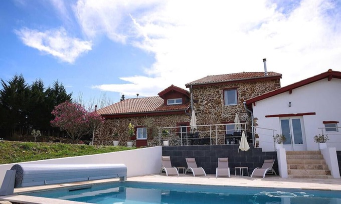 La Bastide-Clairence Cama Y Desayuno | Guest Room 'Maison Perbos 1556 - Cancha' with Shared Pool, Wi-Fi and Air Conditioning