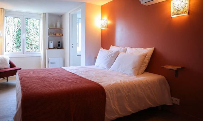 La Bastide-Clairence Cama Y Desayuno | Bed and Breakfast 'Maison Perbos 1556 - Lurra' with Shared Pool, Wi-Fi and Air Conditioning