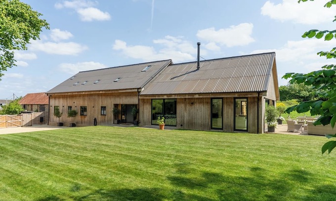 South Cadbury Casa | Luxury, architect designed 7 bedroom barn conversion in idyllic rural setting.