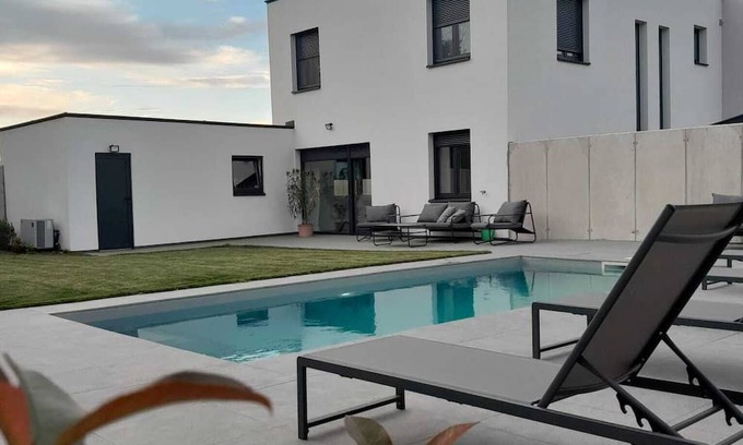 Parndorf Casa | The Moment Luxury Suites- Parndorf, Modern house in Parndorf with garden & pool