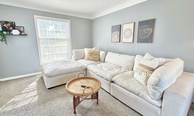 Flint Casa | Welcoming 3-bedroom house with AC in Flint. Pet and family friendly!
