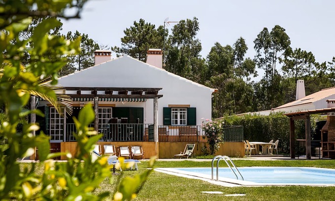 Vila Nova de Santo Andre Cabaña | Cottage 'Casa Dos Pinheiros' with Private Pool, Wi-Fi and Air Conditioning