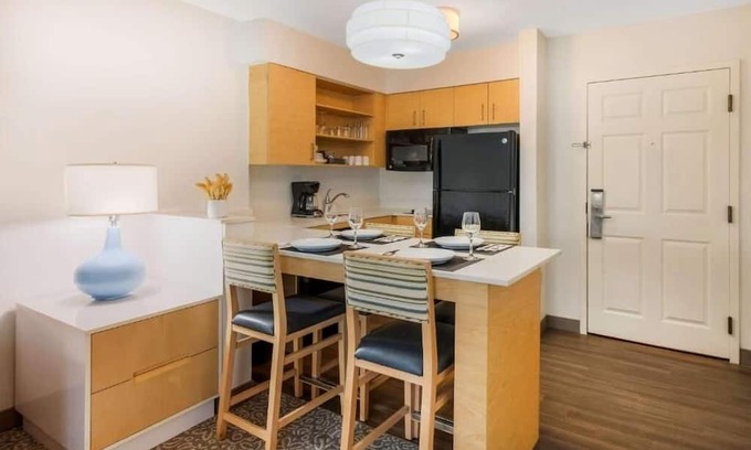Arrowood Hotel | 3 Quiet Suites Ideal for Business Stays or Getaways Close to Major Attractions