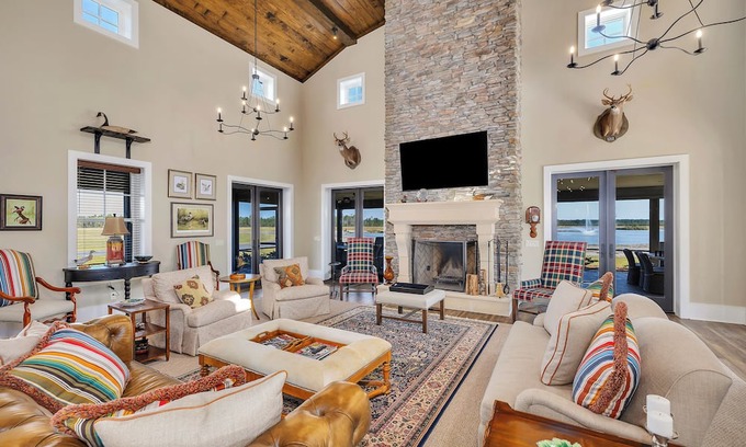 Nahunta Cabina | Private and Spacious 6-bedroom lodge on a lake