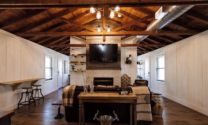 Madison Cabina | Luxury Lodge w/Hot Tub, Fire Pit & Scenic Trails on 450-Acre Ohio Wine Country