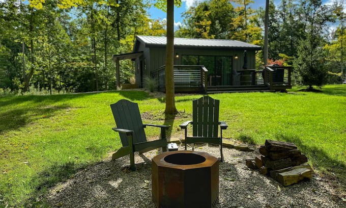 Madison Cabina | Rustic-Chic Woodside Cabin w/Hot Tub & Private Deck on 450-Acre Ohio Retreat