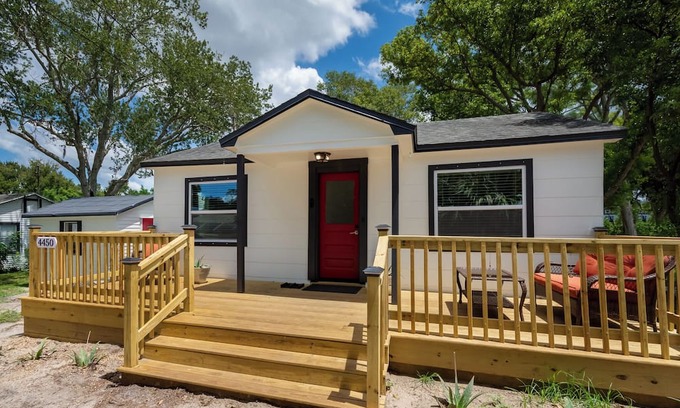 Harbor Hills Of Palm Harbor Cabaña | Fully renovated with 2 bedrooms, 1.5 bathrooms, pet friendly & hot tub