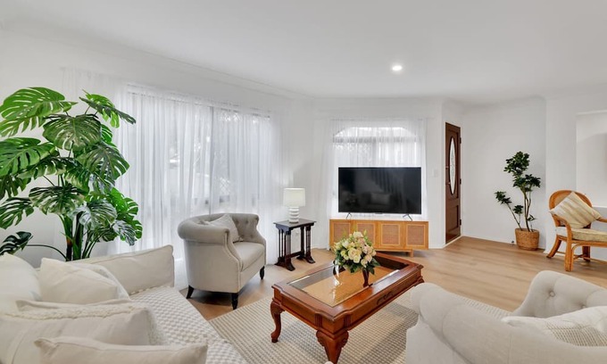 Carindale Casa | Homely 3-Bed Townhouse with Pool & Gym Access