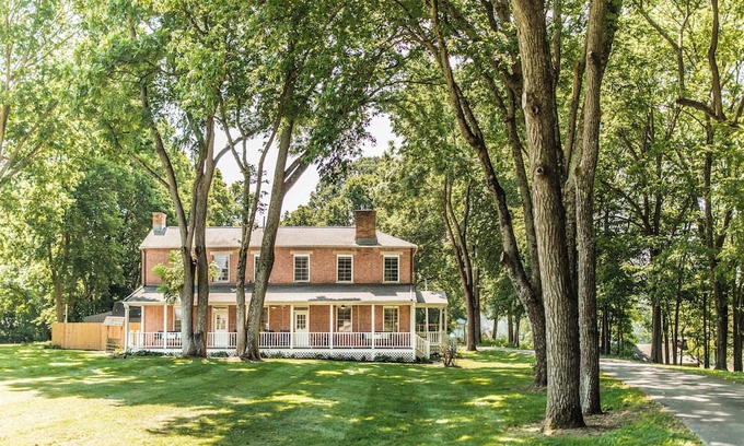 Bellbrook Otro | The River House- Secluded, Serene, Hot tub & Firepit