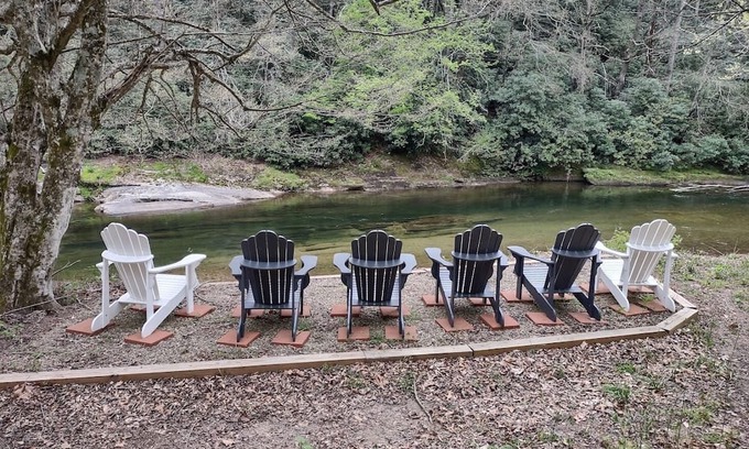 Burnsville Casa | Burnsville, NC - Awesome 40 Acre Retreat on the South Toe River