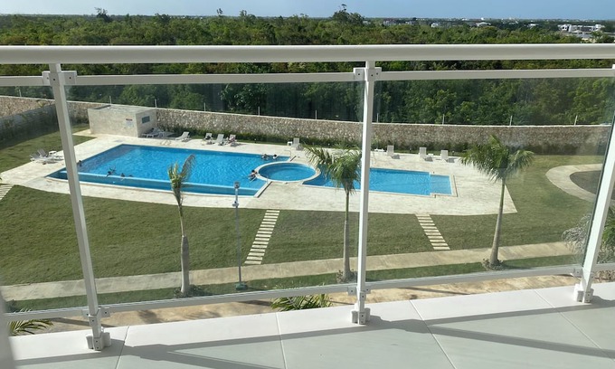Veron Condominio | Chic 1-bedroom condo Pool, Balcony & Tropical Vibes.