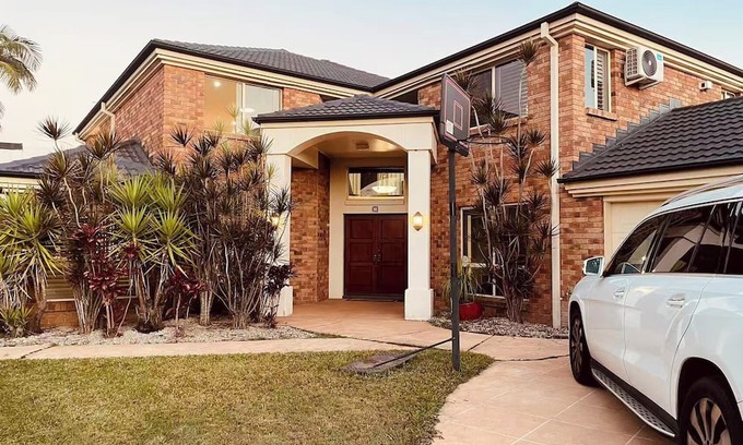 Carindale Casa | Spacious 5-bedroom house in lovely Carindale with AC