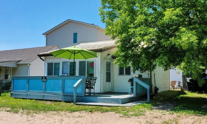 Irving Casa | The Pietroman: Cottage in Sunset Bay with Fire Pit