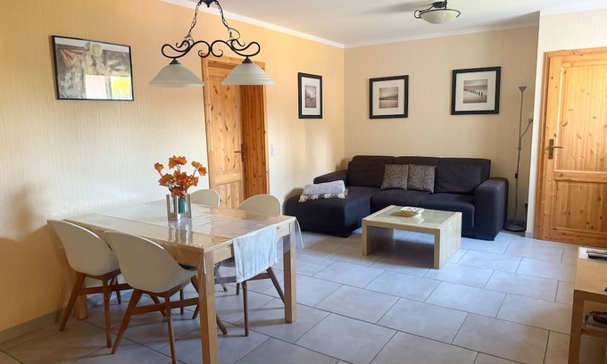 Rostock Apartamento | Charming vacation apartment near the Baltic Sea - large garden, relaxed/green, cozy.