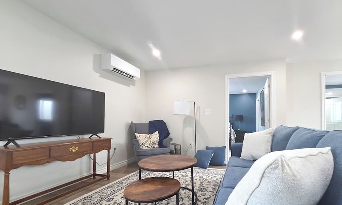 Chatham-Kent Apartamento | Blue Forest apartment is close to downtown. A/C kitchen and laundry all provided