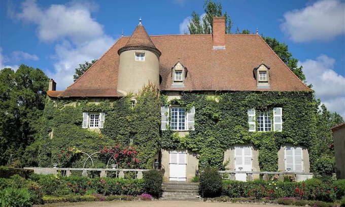 Artonne Villa | 15th century castle, up to 15 pax, pool and park
