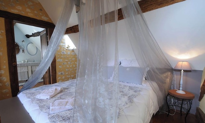 Saint-Germain-des-Grois Cama Y Desayuno | Lovely Perche house with tastefully furnished interior. Cosy bedrooms.