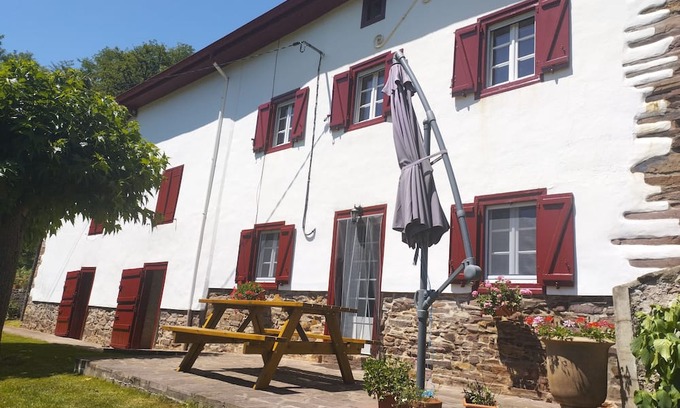 Hosta Casa | Renovated farmhouse - sleeps 4 to 7
