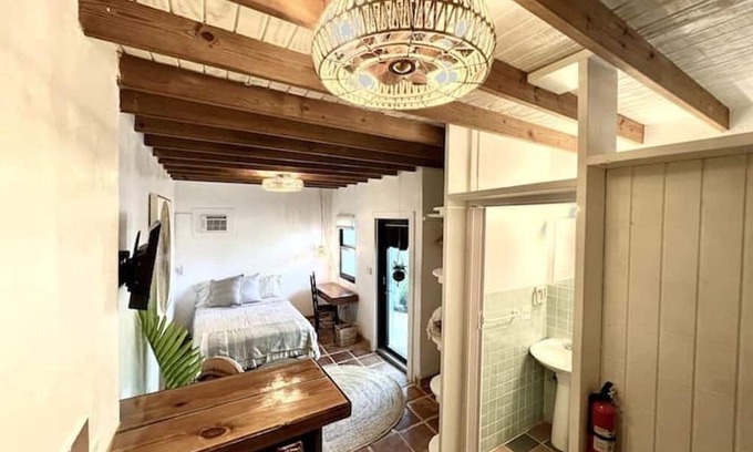 Coral Way Cabaña | Charming 1-bedroom cottage in lovely Miami with AC, TROPICAL FOOD FOREST GARDEN