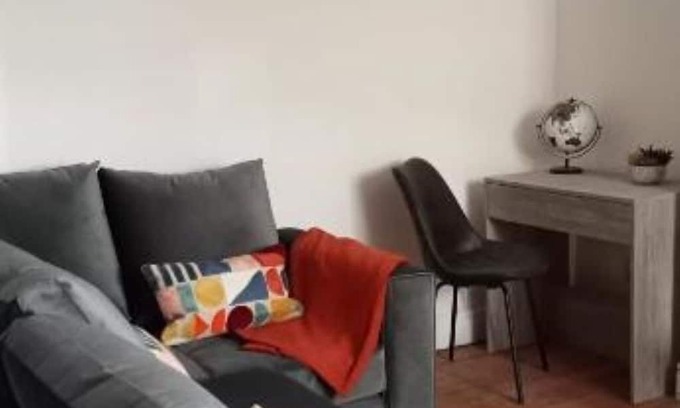 Warrington Apartamento | Planet 9 : One-Bedroom Apartment with Balcony