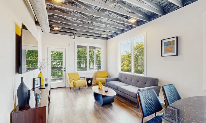 Northside Apartamento | Northshore, upstairs apartment with balcony, full kitchen & pet friendly!