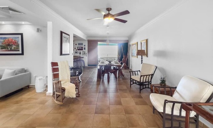 Guzman Abajo Apartamento | Sunny Rio Mar Escape W/Balcony, Beach & Pool
