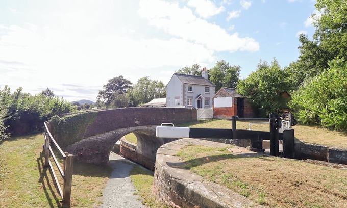 Halfway House Cabaña | LOCKMANS COTTAGE, pet friendly, with a garden in Llandrinio