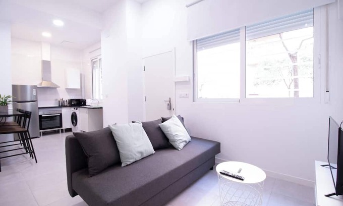 Trinitat Apartamento | Viveros 2 by Concept Flats